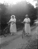 Dals Rostock. Två kvinnor med cyklar