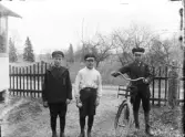 Tre pojkar med en cykel vid Fridhem, Dals Rostock.