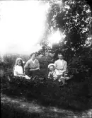 Dals Rostock. Från vänster: okänd, Hulda Kronstrand, okänd, fru Sylvén från Skara?