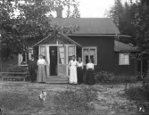 Dals Rostock. Brunnsvägen. Kvinna nr 4 fr, v. barnmorskan Augusta Salbom, gift Arvidsson.