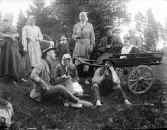 Dals Rostock. Sittande i mitten Anna Andersson, Johan Kronstrand, stående barn, Elin Bergman, barn, Edvard Fält och Hulda Kronstrand med docka