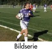 Serie om två fotografier som visar fotbollslaget Jitex BK spela match mot Holmalunds IF på Kvarnbyvallen i Mölndal den 3 oktober 1998.