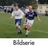 Serie om fyra fotografier som visar fotbollslaget Jitex BK spela match på Kvarnbyvallen i Mölndal, år 1998. Motståndarlag och matchresultat är okända.