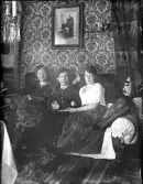 Dals Rostock. Tre kvinnor som sitter i en soffa