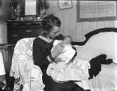 Kvinna med bebis i famnen