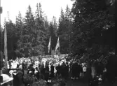 Talare inför en stor folksamling. Möjligen uppe vid Kroppefjälls sanatorium.