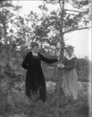 Två kvinnor på Kroppefjäll, i bakgrunden gården Hällan och sjön Kolungen