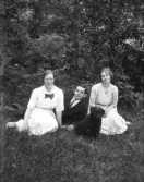 Dals Rostock. Från vänster Hulda Kronstrand, Karl Haglund och okänd