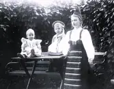 Foto av barnen Lagerholm fr v. Ellen, Harald och Ingrid i trädgården.