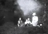Foto av Hildur Lagerholm med sina tre barn Ingrid, Harald och Ellen på utflykt.