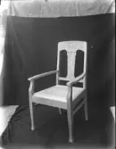 Fåtölj. Troligen fotograferad som en illustration i en prislista