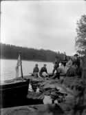 Gruppbild vid sjö