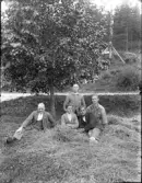 Gruppbild. Till vänster Olof Adolf Magnusson far till Magnus Wolkerts.