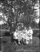 Gruppbild. Troligen fotograferad vid Lurut, Hällan, Gunnarsnäs. Nuvarande adress Eriks väg 6, Dals Rostock.