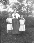 Dals Rostock. Kvinna med två flickor