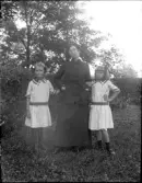 Dals Rostock. Kvinna med två flickor