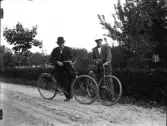 Två män med cyklar