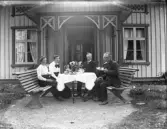 Kaffebord utanför en veranda (Sverkersbyn)?