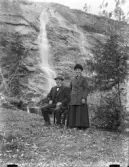 Olof Dalén f. 1840 d. 1925 och hans andra hustru Sara f. Magnusson 1871. Dalén var garvare och ägde Råbäcks garveri som låg i Kultebacken (Kronstrandsbacken), Dals Rostock. Fotot taget vid Brudslöjan som försåg garveriet med vatten.