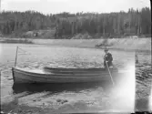 Nordgrens Udde i Viken i Mustadfors. Mannen i båten är Tage 