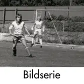Serie om två svartvita fotografier som visar fotbollslaget Jitex BK spela match på Kvarnbyvallen i Mölndal, cirka år 1991. Motståndarlag och matchresultat är okända. Även bild på den gamla läktaren.