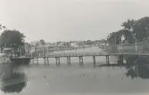 Gångbron över Systraströmmen från Rotundan till Västerport. Uppbyggd med anledning av Hantverksutställningen 1927.
