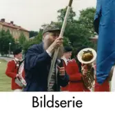 Serie om sju fotografier som visar nationaldagsfirande i Stadshusparken i Mölndal den 6 juni 1999.