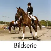 Serie om fyra fotografier som visar dressyrtävling på Åbytravet i Mölndal. Fotografier tagna på 1980-talet?