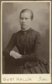 Porträtt av Ingeborg Brodin våren 1886 (enligt text baksida kort).