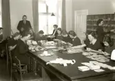 Sortering av ransoneringskort och skattsedlar på postkontoret i Kalmar. 1940-talet.