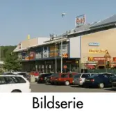 Serie om två fotografier som visar köpcentret EkenCenter i Kållered, Mölndals kommun, okänt årtal. Byggnaden, som har adressen Ekenleden 3, revs år 2013 och är ersatt av en byggnad som även den innehåller detaljhandel.