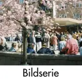 Serie om två fotografier som visar torghandel på Mölndals torg, okänt årtal.