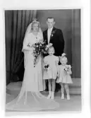 Brudparet Axelsson med tärnor