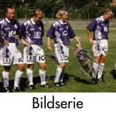 Serie om två fotografier som visar fotbollslaget Jitex BK med Victoria Svensson på Kvarnbyvallen i Mölndal, år 1997.