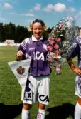 Porträtt av Victoria Svensson i fotbollslaget Jitex BK på Kvarnbyvallen i Mölndal, år 1997.