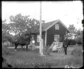 Ingeborg Sjöö m fl utanför Storslätt