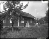 Familj framför torp