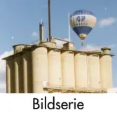 Serie om två fotografier som visar en luftballong som flyger över Soabs industribyggnader i Mölndals Kvarnby på 1980-talet.