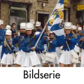 Serie om två fotografier som visar ungdomsorkestern Göta Lejon på besök i Mölndal, okänt årtal.