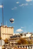 En luftballong flyger över Soabs industribyggnader i Mölndals Kvarnby på 1980-talet.
