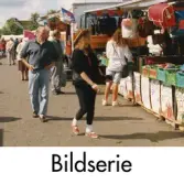 Serie om tre fotografier som visar knallemarknad på Frejaplan i Mölndal på 1990-talet.