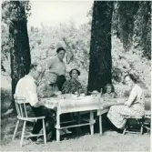 Familjen Nyström vid dukat bod