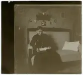 Porträtt på en kvinna sittande i en soffa med en bok.