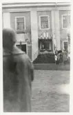 Tegnérfesten 7 september 1926, i samband med avtäckandet av Tegnérstoden vid dåv. stifts- och landsbiblioteket (numera Karolinerhuset). 
Professor Ewert Wrangel, Lund, talar. Till höger skymtar en fanborg med studenter, tillsammans med några nyfikna skolpojkar.