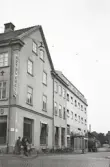 Fastigheten Blenda nr 1, efter tillbyggnad längs Bäckgatan på 1930-talet. Huset inrymde hotell Cecil.
I bakgrunden skymtar man Båtsmansbacken med Lilla Bäckgatan.