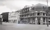 Hörnet Kungsgatan/Norra Järnvägsgatan (kv. Linné) en sommardag 1927. Ombyggnation av hörnfastigheten.