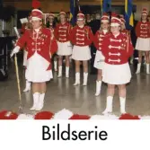 Serie om två fotografier som visar nationaldagsfirande i Mölndals stadshus tisdagen den 6 juni 2000.