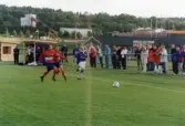 Fotbollslaget Jitex BK spelar match på Åbyvallen i Mölndal, maj 2000. Motståndarlag och slutresultat är okända. I bakgrunden Riskullaverket.