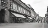 Fastigheten Blenda nr 5, längs Klostergatan Växjö, efter ombyggnad, trol. i mitten av 1930-talet.
Till vänster ser man ingången till fotograf Hjalmar Lindblads ateljé (Studio Visit), följt av trol. nyöppnade Grands dam- och herrekipering m.m.