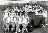 Lagbild av fotbollslaget Jitex BK i Mölndal, år 1989. Spelarna har samlats runt en jeep.